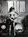Amy Winehouse sin ropa por el cáncer de mama