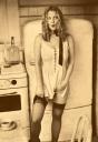 Drew Barrymore subiendo sus medias negras con cara rara