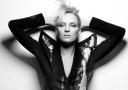 Uma Thurman, foto en blanco y negro, estilo ochentas