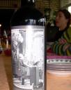 Botella de vino con Adolfo Hitler dando un discurso