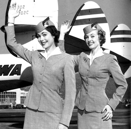 Dos aeromozas saludando