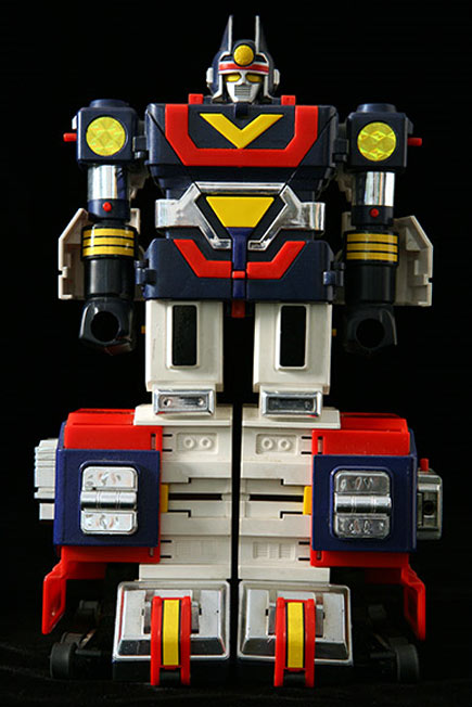Robot clásico y retro japones emulando a un Samurai