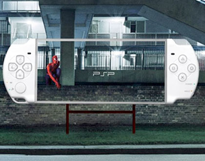 Anuncio gigante de PSP con Spider Man al findo