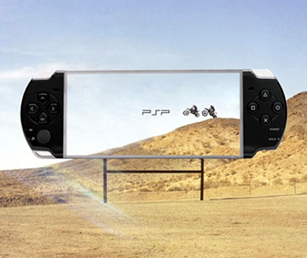 Anuncio gigante de PSP con motos en pleno vuelo en el desierto