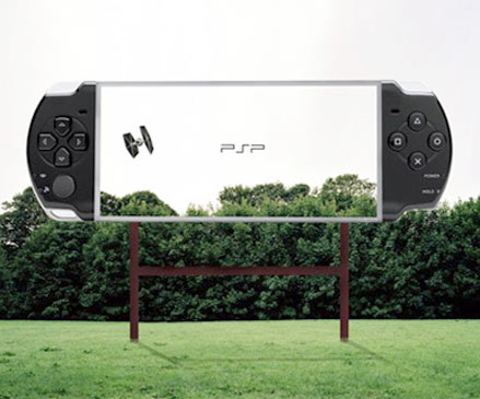 Anuncio gigante de PSP con nave enemiga de Star Wars al fondo