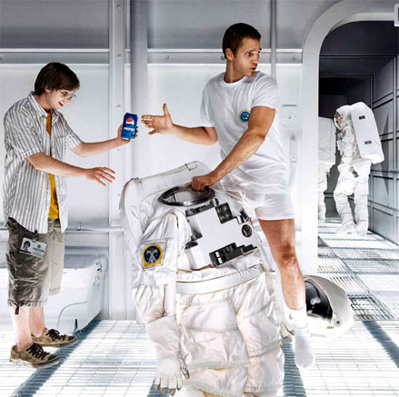 Astronauta cambiando su traje y lugar por una Pepsi