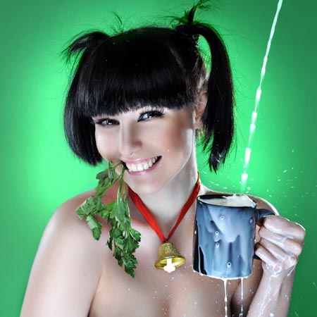 modelo rusa tomando leche