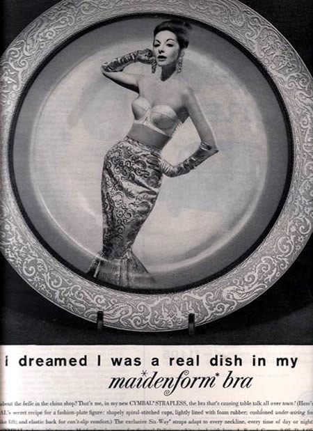 Mujer reflejada en un plato modelando un sostén