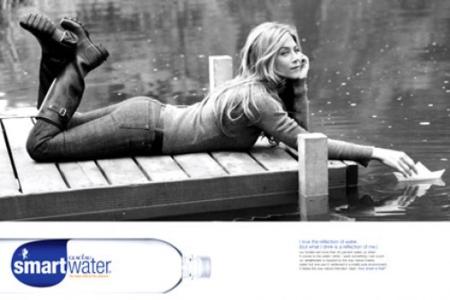 Jennifer Aniston posando en un puente