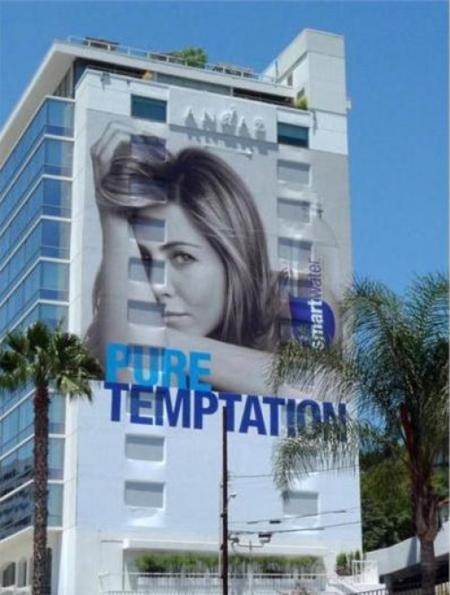 Jennifer Aniston con su fotografí­a en un edificio