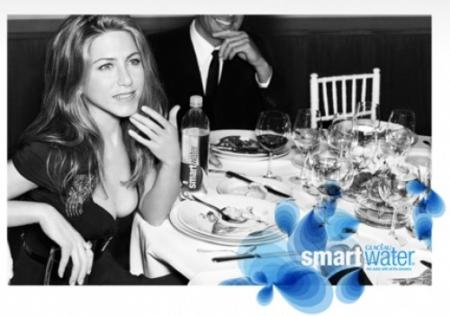 Jennifer Aniston tomando agua Smartwater