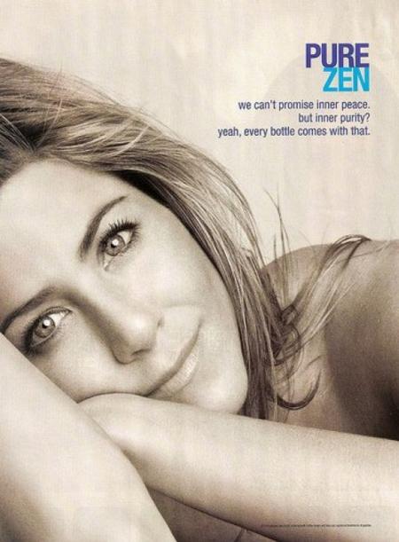Jennifer Aniston reposando sobre sus brazos