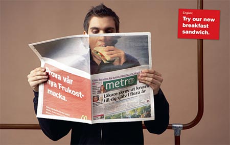Hombre leyendo un periódico