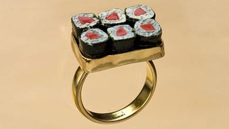 Rollos de sushi en un anillo de bodas