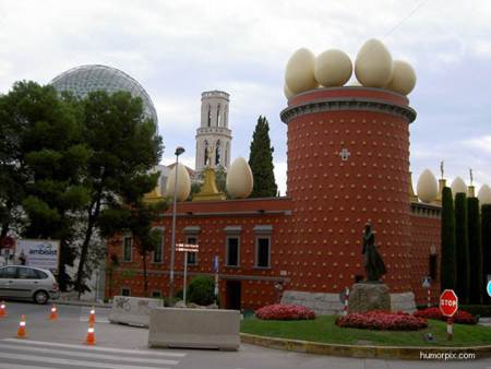 Construccion Extraña con huevos encima