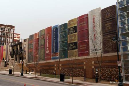 Construccion Extraña con forma de libros