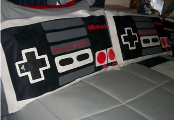 cama con cobertor de nintendo y los controles muy bien detallados
