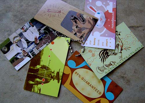 Varios ejemplos de tarjetas de visita con colores y diseños creativos almacenadas