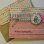 Femenina tarjeta de San Valentin Femenina tarjeta de San Valentin con listones, corazones y estampados