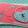 Tarjeta de San Valentin muy femenina Tarjeta de San Valentin con recortes en forma de corazon y llave, llena de listones y diamantes