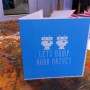 Tarjeta de San Valentin con dos romanticos robots Tarjeta de San Valentin estilo geek con dos romanticos robots