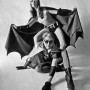 Pose de super heroes de Andy Warhol y Nico